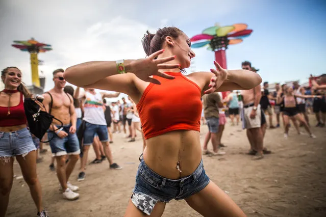 Festival goers having fun at the Balaton Sound music festival in Zamardi next to the Lake of Balaton, 110 km (68 miles) west of Budapest, July 6, 2017. Sound is one of the biggest festival in Hungary. (Photo by Zsolt Furesz)
