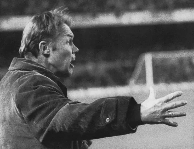 Dutch football coach Rinus Michels (1928 - 2005), inventor of “total football”, April 1975. (Photo by Central Press/Hulton Archive/Getty Images)