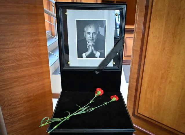 A picture shows a portrait of the last leader of the Soviet Union and recipient of the Nobel Peace Prize in 1990, Mikhail Gorbachev, displayed in his memory in his office at the Gorbachev Foundation headquarters in Moscow, on August 31, 2022. Mikhail Gorbachev, who changed the course of history by triggering the demise of the Soviet Union and was one of the great figures of the 20th century, died in Moscow on August 30, 2022, aged 91. (Photo by Alexander Nemenov/AFP Photo)