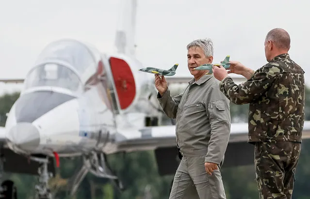 Pilots plan a flight manoeuvre with model aircraft at a military air base in Vasylkiv, Ukraine, August 3, 2016. (Photo by Gleb Garanich/Reuters)
