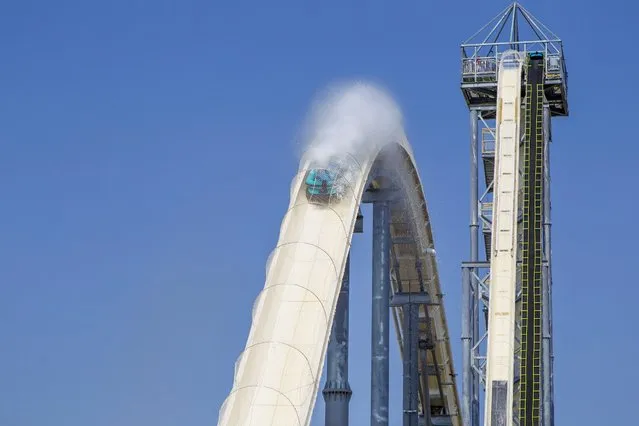 A handout picture obtained from Schlitterbahn Waterparks And Resorts on 08 August 2016 shows people riding the so-called Verrueckt water slide at the Schlitterbahn Kansas City Waterpark in Kansas City, Kansas, USA, 09 July 2014. According to news reports on 08 August 2016, a boy has been killed on the 51.2 meter high water slide, allegedly the tallest in the world, at the amusement park in Kansas City. The exact cause of death was not immediately known. (Photo by EPA/Schlitterbahn Waterparks And Resorts)