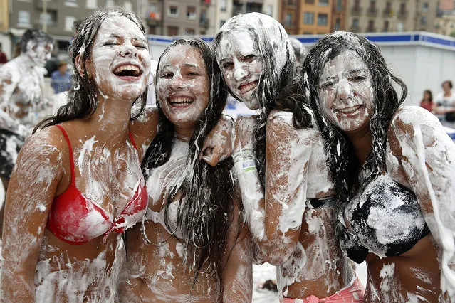 Young women take part in the 5th edition of the “meringue war” at Zurriola beach in San Sebastian, Spain, 16 August 2016, during the fourth day of the “Semana Grande” (Big Week) fiestas. (Photo by Juan Herrero/EPA)