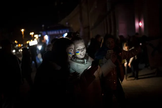 Ukrainians gather in central Kyiv to celebrate the recapturing of Kherson city, Ukraine, Friday, November 11, 2022. (Photo by Bernat Armangue/AP Photo)