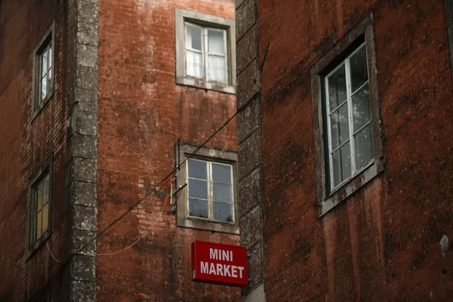 A board indicates a market in downtown Sintra October 7, 2014. (Photo by Rafael Marchante/Reuters)
