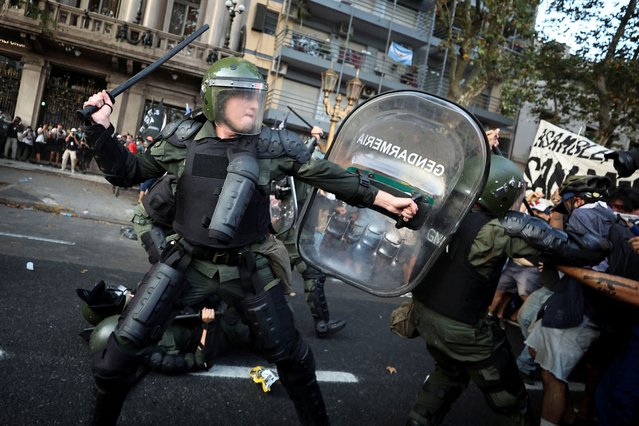 Demonstrators clash with law enforcement officers during a protest as lawmakers debate Argentina President Javier Milei's economic reform bill, known as the “omnibus bill”, outside the National Congress in Buenos Aires, Argentina, on February 1, 2024. (Photo by Agustin Marcarian/Reuters)