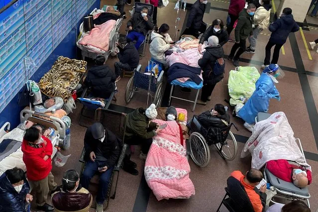 Patients lie on beds and stretchers in a hallway in the emergency department of a hospital, amid the coronavirus disease outbreak in Shanghai, China on January 4, 2023. (Photo by Reuters/China Stringer Network)