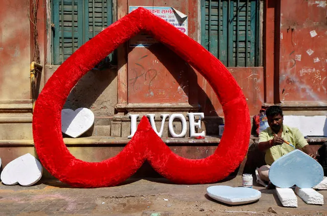 An artisan paints hearts made of polystyrene at a road side workshop ahead of Valentine's Day, in Kolkata, India February 8, 2018. (Photo by Rupak De Chowdhuri/Reuters)