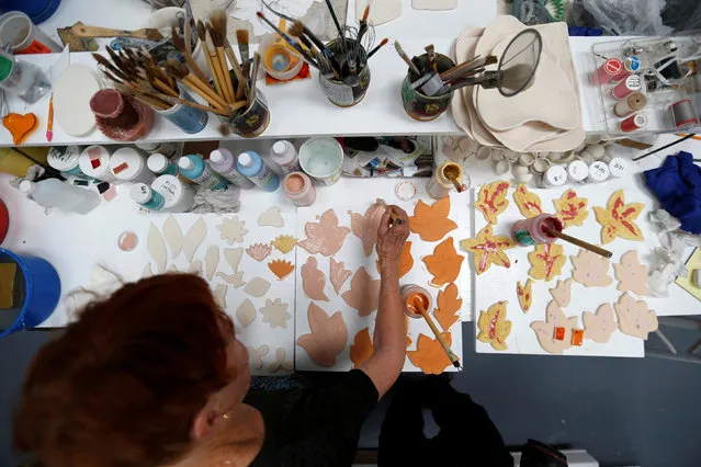 Artist Cheri Pann glazes tiles in the studio of their Mosaic Tile House in Venice, California U.S., September 1, 2016. (Photo by Mario Anzuoni/Reuters)