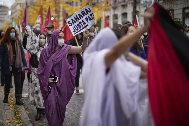 A woman dressed in Malahfa carries a placard with text “Sahara Just Peace” during a demonstration in support of the Sahrawi people's rights in Granada on December 12, 2020. Cities throughout Spain have demonstrated in favor to self-determination in Western Sahara and denounce the violation of the 1991 ceasefire agreements last week. This has triggered the resumption of the armed conflict between the Moroccan army and the Polisario Front. (Photo by Fermin Rodriguez/NurPhoto via Getty Images)