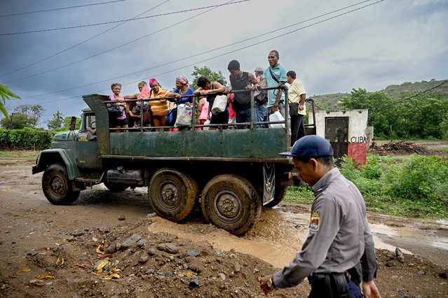 Residents are evacuated from Playa Siboney to safe locations ahead of the arrival of Hurricane Melissa, in Santiago de Cuba, Cuba, on October 28, 2025. Hurricane Melissa was set to strike nearby eastern end of Cuba late Tuesday after pummeling Jamaica. (Photo by Yamil Lage/AFP Photo)