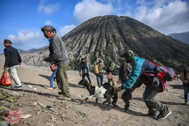 Members of the Tengger sub-ethnic group gather to present offerings at the crater's edge of the active Mount Bromo volcano as part of the Yadnya Kasada festival in Probolinggo, East Java province on June 5, 2023. (Photo by Juni Kriswanto/AFP Photo)