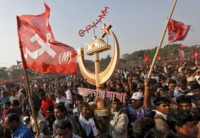Supporters of Communist Party of India (Marxist), CPI (M), carry a replica of their party symbol during a rally in Kolkata, India, December 27, 2015. Thousands of CPI (M) supporters and its leaders gathered on the first day of their four-day long plenum in Kolkata on Sunday, local media reported. (Photo by Rupak De Chowdhuri/Reuters)