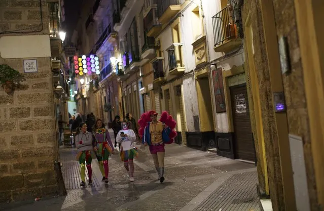 Revellers in fancy costumes walk during the Carnival of Cadiz, southern Spain February 15, 2015. (Photo by Marcelo del Pozo/Reuters)