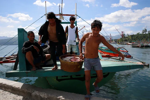 Fishermen, who has just returned from fishing in disputed Scarborough shoal, unload fish from a boat in Subic, Zambales in the Philippines, November 1, 2016. (Photo by Erik De Castro/Reuters)