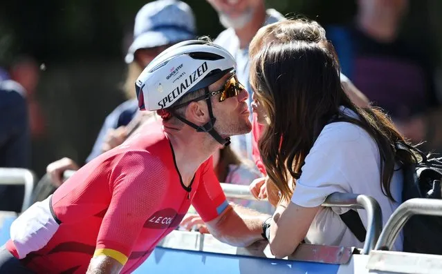 Mark Cavendish of Team Isle of Man kisses their Wife, Peta Todd following the Men's Road Race on day ten of the Birmingham 2022 Commonwealth Games at  on August 07, 2022 on the Warwick, England. (Photo by Justin Setterfield/Getty Images)