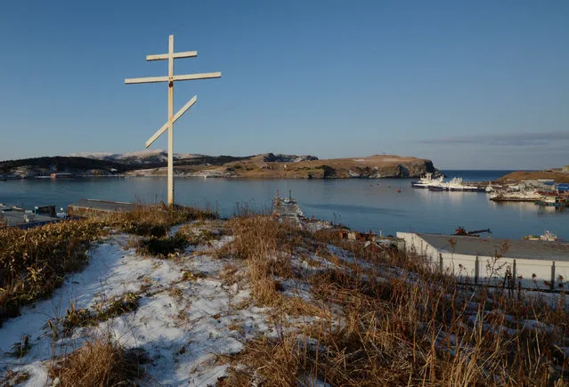 A cross is pictured on the banks of Malokurilskaya Bay in the village of Malokurilskoye on the island of Shikotan, Southern Kuriles, Russia, December 18, 2016. (Photo by Yuri Maltsev/Reuters)