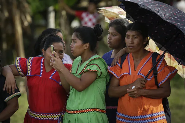 In this November 26, 2018 photo, a group of Ngabe-Bugle women take photos during the second edition of the Panamanian indigenous games in Piriati, Panama. For two days, more than 100 competitors from the main indigenous groups of Panama, Guna, Embera, Ngabe-Bugle, converged for the second time to celebrate their ancestral games. (Photo by Arnulfo Franco/AP Photo)