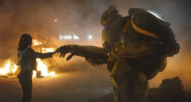 This image released by Paramount Pictures shows Hailee Steinfeld as Charlie and Bumblebee in a scene from “Bumblebee”. (Photo by Paramount Pictures via AP Photo)