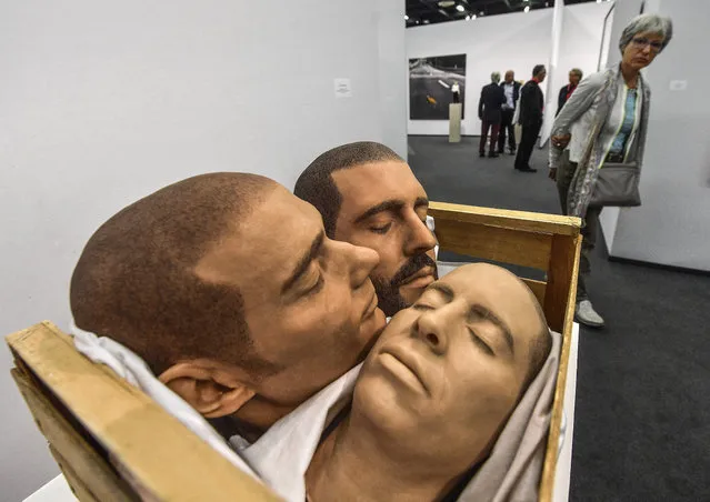 A visitor looks at the artwork “strange fruit” by artist Gil Shachar at the ART COLOGNE fair in Cologne, Germany, Thursday, April 11, 2019. The yearly art fair for international galleries present art of the 20th and 21st centuries since 1967 in Cologne. (Photo by Martin Meissner/AP Photo)