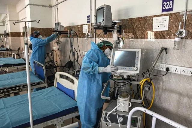 Medical staff prepare an isolation ward for Covid-19 coronavirus patients at a government hospital in Chennai on December 16, 2021, as at least one case of Omicron coronavirus variant was reported in Tamil Nadu. (Photo by Arun Sankar/AFP Photo)