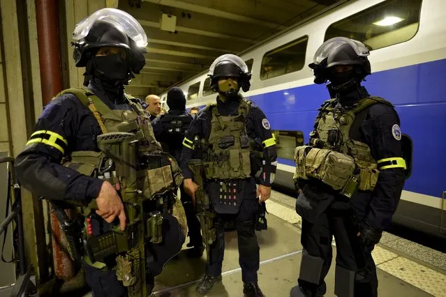 Members of the National Gendarmerie Intervention Group (GIGN) stand in position prior to a training exercise in the event of a terrorist attack, in the presence of the French Interior Minister Bernard Cazeneuve with members of the National Gendarmerie Intervention Group (GIGN) and Recherche Assistance Intervention Dissuasion (RAID) at la Gare Montparnasse, center in Paris on April 20, 2016. (Photo by Miguel Medina/Reuters)