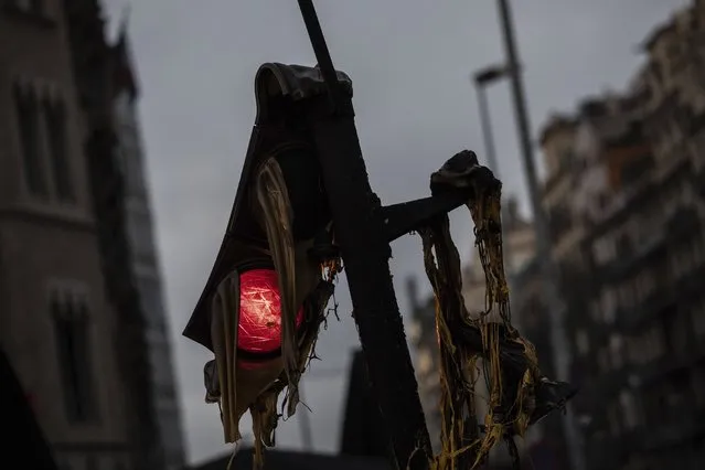 A damaged traffic light, following Friday clashes between protestors and police, in Barcelona, Spain, Saturday, October 19, 2019. Masses of flag-waving demonstrators demanding Catalonia's independence and the release from prison of separatist leaders jammed downtown Barcelona on Friday as the northeastern Spanish region endured its fifth straight day of unrest. On Friday, the demonstrations were mostly peaceful, though police clashed with a few hundred young protesters who hurled bottles, eggs and paint at the gates of the police headquarters in the center of the city. Large trash containers were burned before police responded, using rubber bullets and tear gas to disperse the crowds. (Photo by Bernat Armangue/AP Photo)