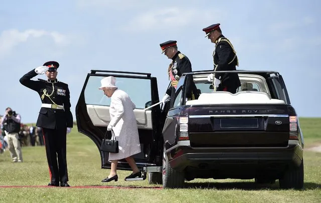 Britain's The Queen, Elizabeth II  inspects  members of the British Armed Forces during a Review of the Royal Artillery on their Tercentenary at RHQ Artillery, Royal Artillery Barracks in Salisbury in Wiltshire Britain, 26 May 2016. (Photo by Facundo Arrizabalaga/EPA)