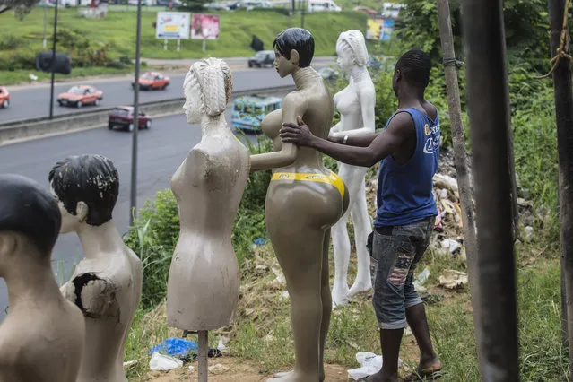 A curvy woman is considered prosperous, healthy and s*xy in Ivory Coast, photographer Joana Choumali explains. Here: An apprentice lines up his work on a roadside. (Photo by Joana Choumali)