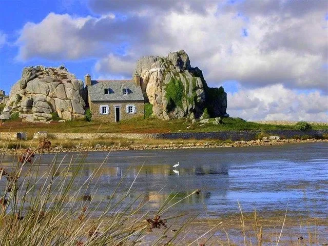 La Maison Du Gouffre Or The House Between The Rocks