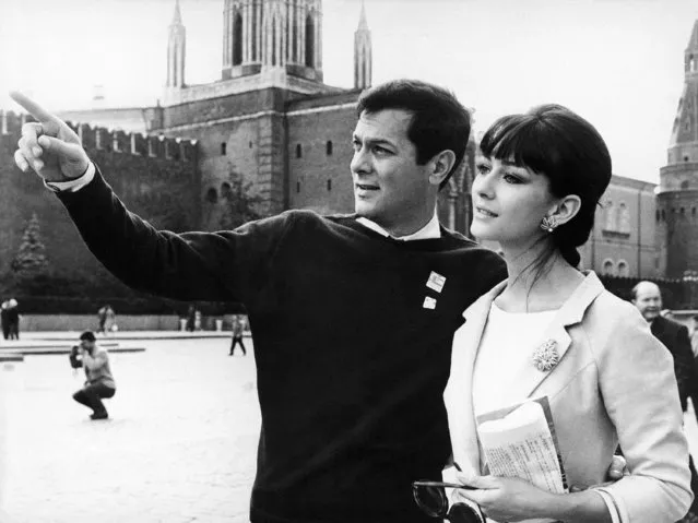 In this July 11, 1963 file photo US actor Tony Curtis and his German-born wife, actress Christine Kaufmann stroll at the Red Square in Moscow, Soviet Union, during the 3rd International Moscow Film Festival. Christine Kaufmann died Tuesday, March 28, 2017. She was 72.  (Photo by AP Photo)