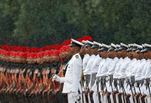 Indian soldiers stand in rain during the swearing in ceremony of India's new President Ram Nath Kovind at the Rashtrapati Bhavan presidential palace in New Delhi, India, July 25, 2017. (Photo by Cathal McNaughton/Reuters)