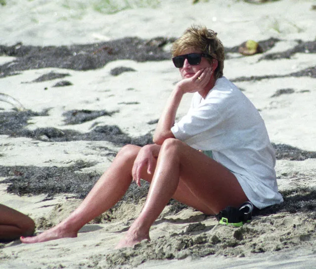 Princess Diana relaxes on the sand during a visit to the beach on the Caribbean Island of Nevis January 4, 1993. (Photo by Mark Cardwell/Reuters)