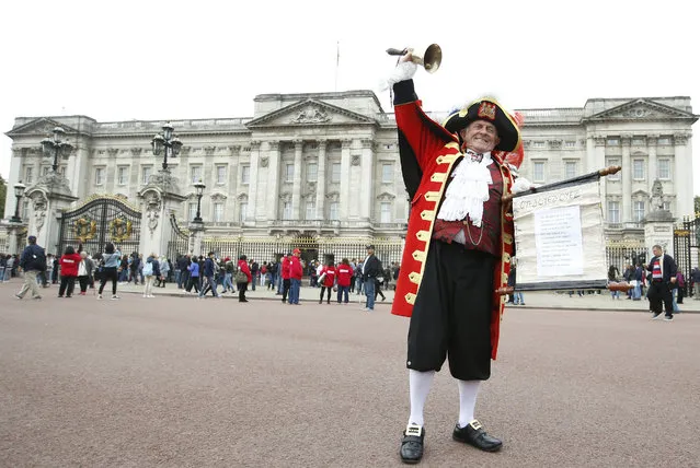Town Cryer Tony Appleton, with his own proclamation, poses in front of Buckingham Palace as Britain's Queen Elizabeth II becomes the longest reigning monarch London,Wednesday, September 9, 2015. The Queen has Wednesday become the longest ever reigning monarch in British history surpassing Queen Victoria who served for 63 years and seven months. (Photo by Alastair Grant/AP Photo)