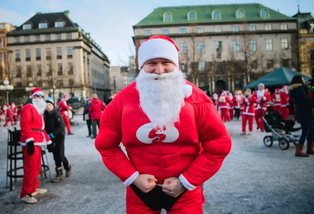 A charity runner dressed as Father Christmas poses as he participates in the “Santa Run” charity fun run in Stockholm on December 10, 2017. (Photo by Jonathan Nackstrand/AFP Photo)