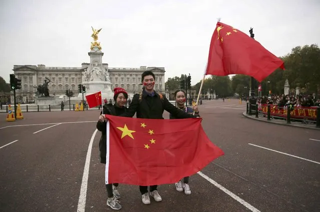 Supporters of China's President Xi Jinping wait on the Mall for him to pass during his ceremonial welcome, in London, Britain, October 20, 2015. (Photo by Neil Hall/Reuters)