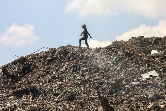 A Palestinian girl searches for things to rescue at a garbage waste dump in Gaza City on August 18, 2025. Rights group Amnesty International on August 18, accused Israel of enacting a “deliberate policy” of starvation in Gaza, as the United Nations and aid groups warn of famine in the Palestinian territory. Israel, while heavily restricting aid allowed into the Gaza Strip, has repeatedly rejected claims of deliberate starvation in the 22-month-old war. (Photo by Omar al-Qattaa/AFP Photo)