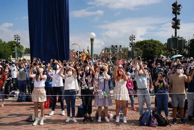 Visitors enjoy the opening show of the Castle of Magical Dreams at Hong Kong Disneyland Resort, following the coronavirus disease (COVID-19) outbreak in Hong Kong, China on November 20, 2020. (Photo by Lam Yik/Reuters)