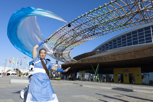 A cosplay fan performs in front of the FYCMA convention center during the opening day of San Diego Comic-Con Malaga 2025 event in Malaga, southern Spain, 25 September 2025. The event runs from September 25 to 28. (Photo by Jorge Zapata/EPA)