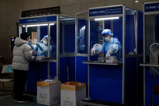 A man undergoes a coronavirus disease (COVID-19) test at a testing site in Seoul, South Korea, December 13, 2020. (Photo by Kim Hong-Ji/Reuters)