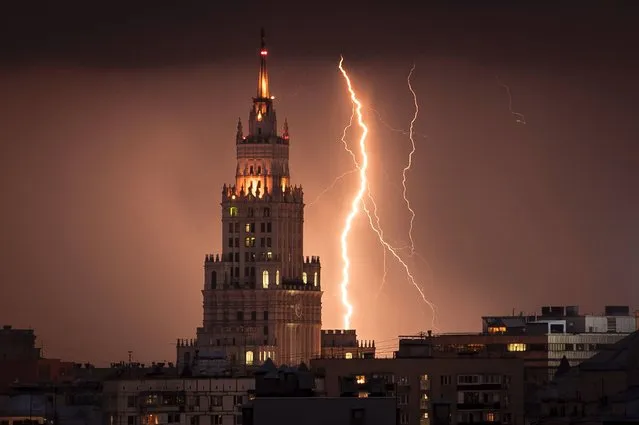 This photograph taken on August 14, 2017, shows a lightning bolt striking a Stalin era skyscraper during a storm over Moscow, Russia. (Photo by Mladen Antonov/AFP Photo)