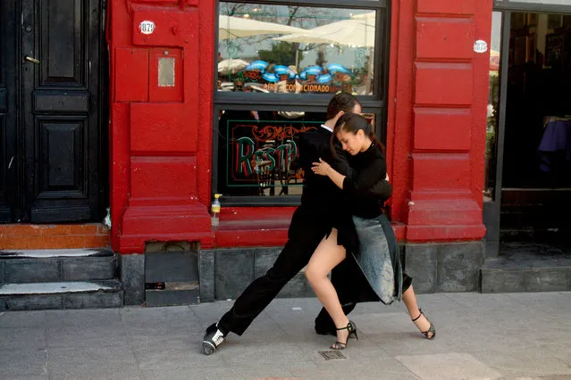 “Dancing in the Street”. Tango performers demonstrate the art of the dance in La Boca, Buenos Aires, Argentina. (Photo and caption by Scott Sleek/National Geographic Traveler Photo Contest)