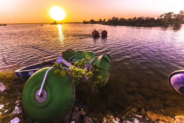 People enjoy a boat ride at the Lake View picknic point as the sun sets in Islamabad, Pakistan, 12 November 2014. (Photo by Omer Saleem/EPA)