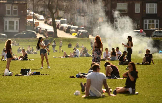 People enjoy the sunshine in Endcliffe Park in Sheffield, northern England, on March 31, 2021 as England's third Covid-19 lockdown restrictions eased on March 29, allowing groups of up to six people to meet outside. (Photo by Oli Scarff/AFP Photo)