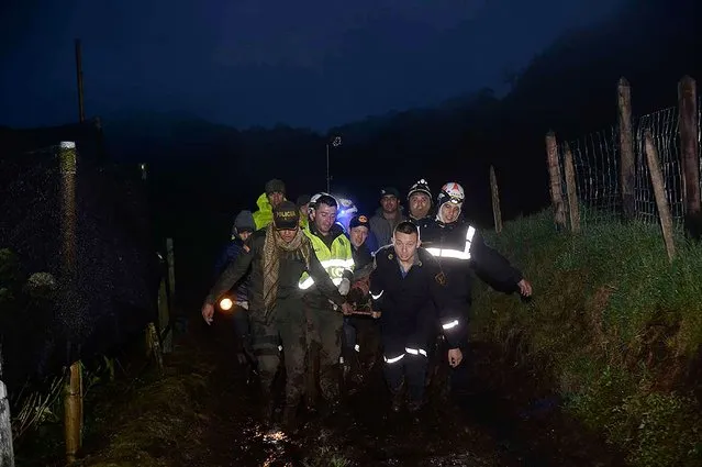 Rescuers carry one of the survivors from the LAMIA airlines charter plane carrying members of the Chapecoense Real football team that crashed in the mountains of Cerro Gordo, municipality of La Union, on November 29, 2016. A charter plane carrying the Chapocoense Real football team crashed in the mountains in Colombia late Monday, killing as many as 75 people, officials said. (Photo by Raul Arboleda/AFP Photo)