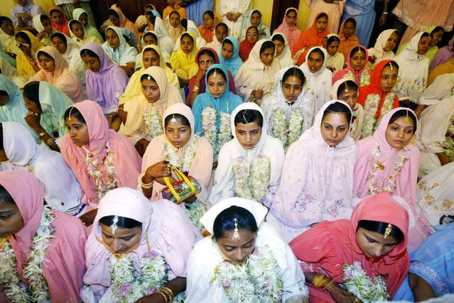 Muslim brides wait during a mass wedding in Mumbai September 18, 2003. (Photo by Sherwin Crasto/Reuters)