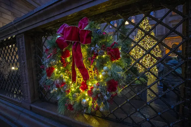 A wreath hangs on the outer wall leading to the courtyard of the Lotte New York Palace in midtown Manhattan on December 19, 2018. (Photo by Gordon Donovan/Yahoo News)