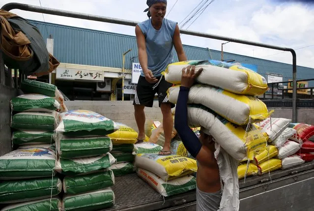 Workers unload sacks of locally produced rice to be sold at a retail shop in BF Homes, Paranaque, Metro Manila March 1, 2016. (Photo by Erik De Castro/Reuters)