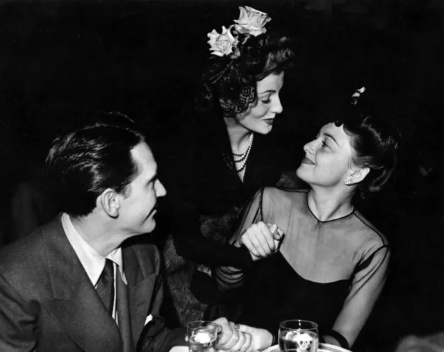 Burgess Meredith and Joan Fontaine and her sister, Olivia de Havilland, at the 1941 (14th) Academy Awards banquet. (Photo by AMPAS)