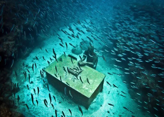 “The lost correspondent”. Underwater Sculpture, Museo Subacuático de Arte, Cancun. (Photo by Jason deCaires Taylor/UnderwaterSculpture)