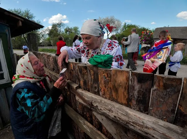 Belarus locals take part in a traditional festival to pray for rich harvest in the village of Pogost, some 250 km south of Minsk, on May 6, 2016. (Photo by Maxim Malinovsky/AFP Photo)